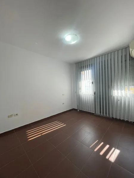 Tirane, jepet me qera zyre Kati 6, 80 m² 400 € 
