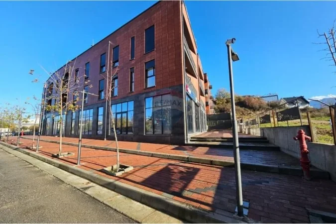 Tirane, shitet dyqan Kati 0, 87 m² 175.000 € 