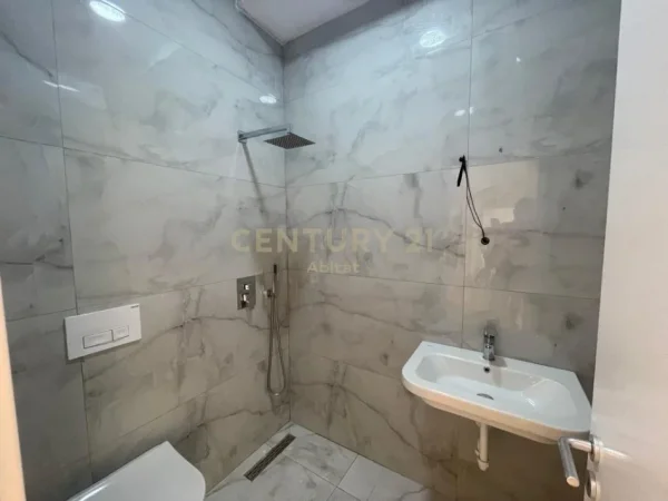 Tirane, jepet me qera apartament 2+1 Kati 2, 95 m² 500 € 