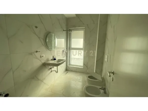 Tirane, jepet me qera apartament 2+1 Kati 2, 95 m² 500 € 