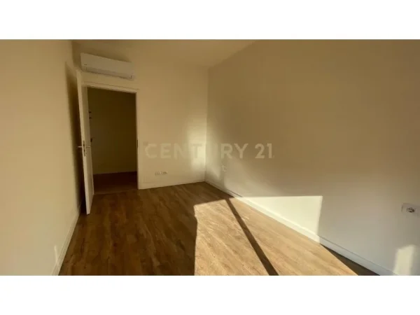 Tirane, jepet me qera apartament 2+1 Kati 2, 95 m² 500 € 