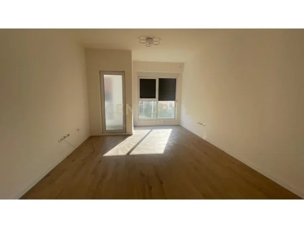 Tirane, jepet me qera apartament 2+1 Kati 2, 95 m² 500 € 