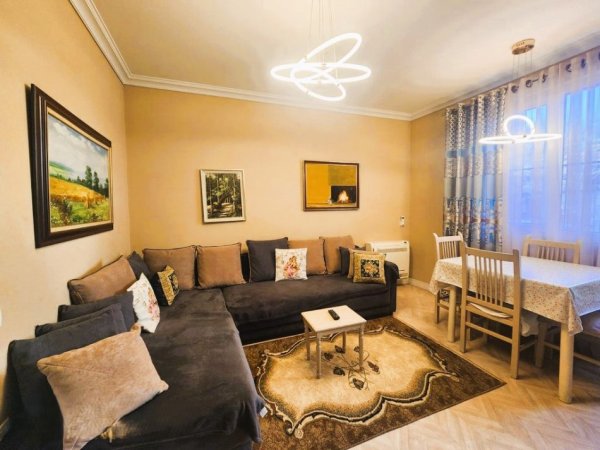 Tirane, jepet me qera apartament 2+1+Aneks+Ballkon Kati 1, 70 m² 700 € 