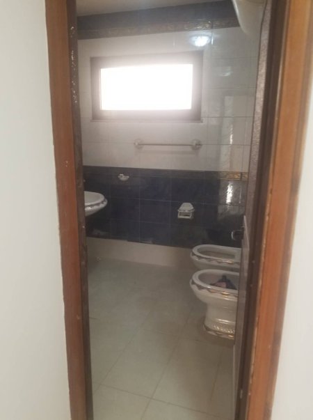 Tirane, jap me qera apartament 3+1+Aneks+Ballkon Kati 3, 650 € (Prane Qytetit Studenti)