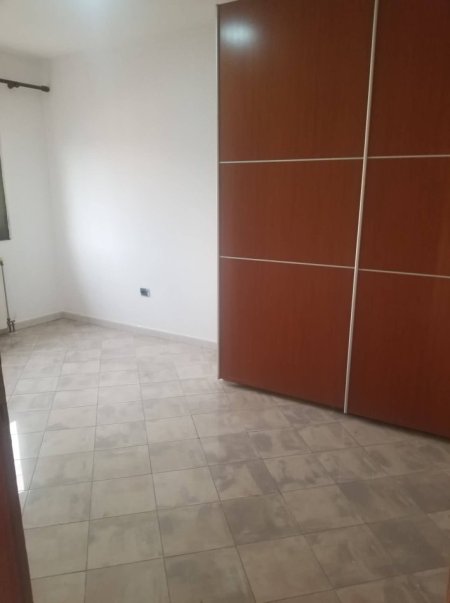 Tirane, jap me qera apartament 3+1+Aneks+Ballkon Kati 3, 650 € (Prane Qytetit Studenti)