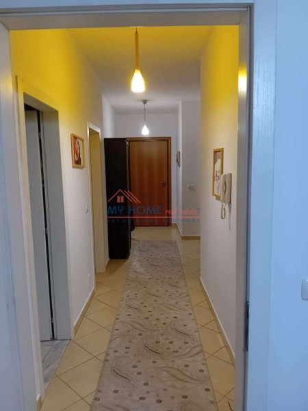 Tirane, jepet me qera apartament 2+1+Ballkon Kati 3, 120 m² 600 € (Komuna e Parisit)
