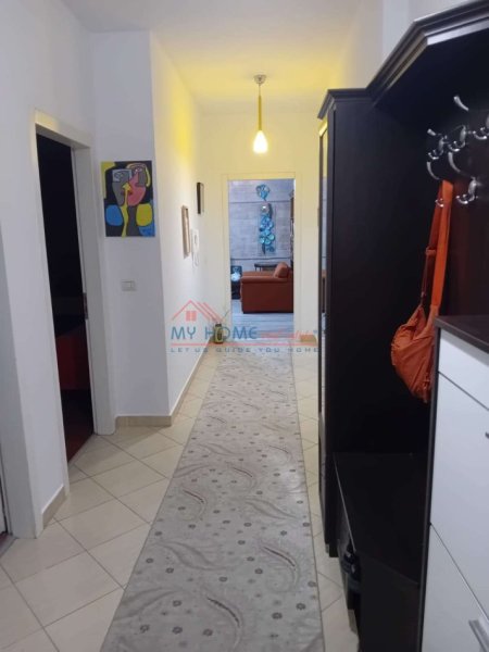 Tirane, jepet me qera apartament 2+1+Ballkon Kati 3, 120 m² 600 € (Komuna e Parisit)