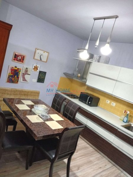 Tirane, jepet me qera apartament 2+1+Ballkon Kati 3, 120 m² 600 € (Komuna e Parisit)