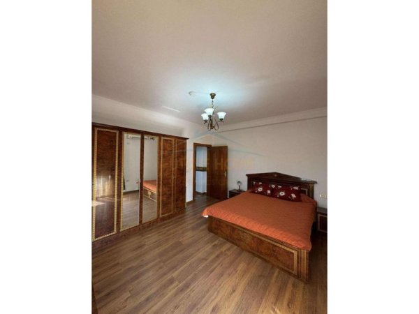 Tirane, jepet me qera Vile 4+1 Kati 0, 1.200 m² 2.000 € 