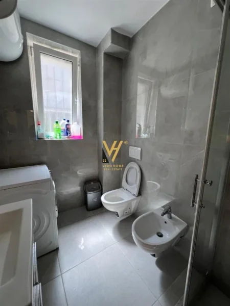 Tirane, shitet apartament 2+1+Ballkon Kati 1, 83 m² 250.000 € (RRUGA E KAVAJES)