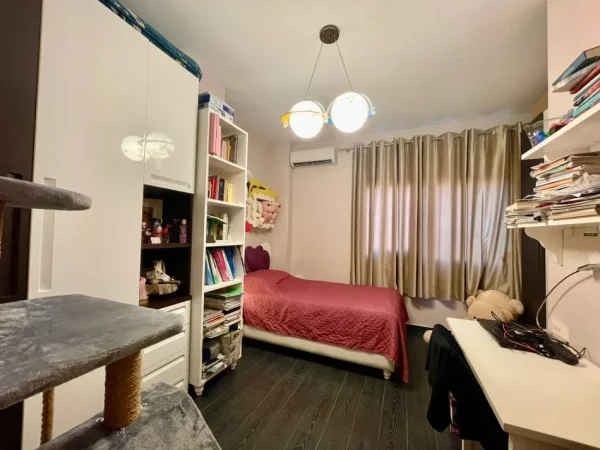 Tirane, jepet me qera apartament 2+1+Aneks+Ballkon Kati 3, 107 m² 800 € 
