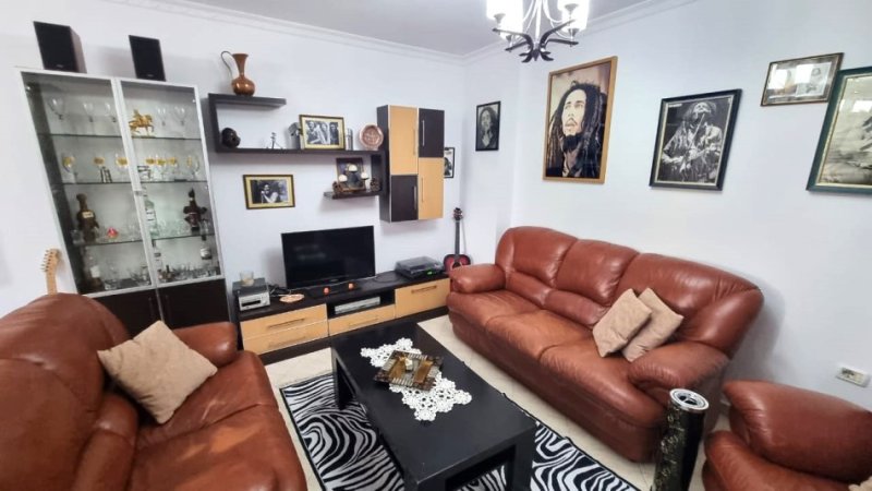 JEPET ME QERA SUPER AP 2+1  TEK RRUGA MINE PEZA NE ZOG TE ZI , 8 MIN NGA QENDRA NE KEMBE  --650 €uro