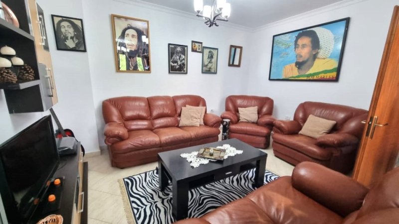 JEPET ME QERA SUPER AP 2+1  TEK RRUGA MINE PEZA NE ZOG TE ZI , 8 MIN NGA QENDRA NE KEMBE  --650 €uro