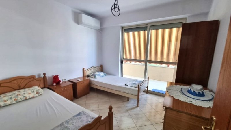 JEPET ME QERA SUPER AP 2+1  TEK RRUGA MINE PEZA NE ZOG TE ZI , 8 MIN NGA QENDRA NE KEMBE  --650 €uro