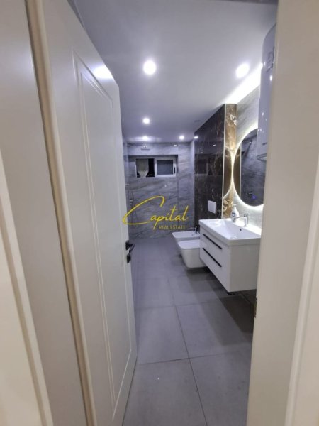 Tirane, jepet me qera zyre Kati 0, 80 m² 1.200 € (QENDER)