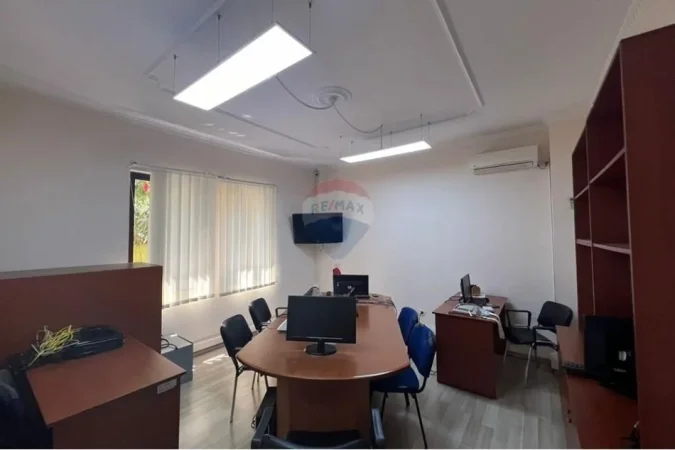 Tirane, jepet me qera zyre , 290 m² 2.800 € 