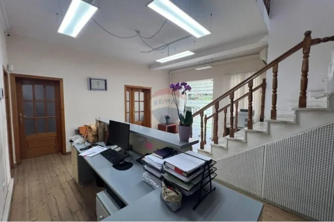 Tirane, jepet me qera zyre , 290 m² 2.800 € 