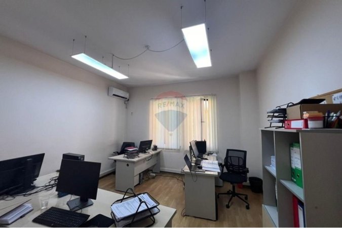 Tirane, jepet me qera zyre , 290 m² 2.800 € 