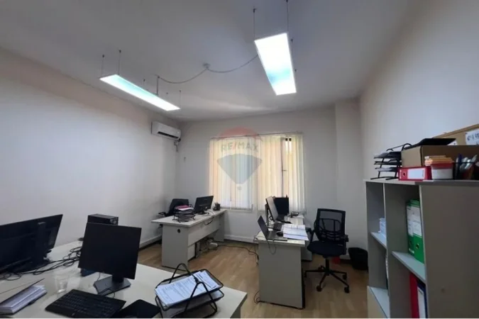 Tirane, jepet me qera zyre , 290 m² 2.800 € 
