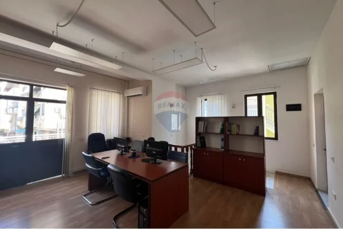 Tirane, jepet me qera zyre , 290 m² 2.800 € 