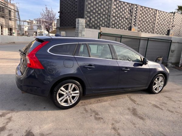 Tirane, shes makine me portobagazh Volvo V 60 Nafte, blu e errët automatik Klima 220 km 7.300 €