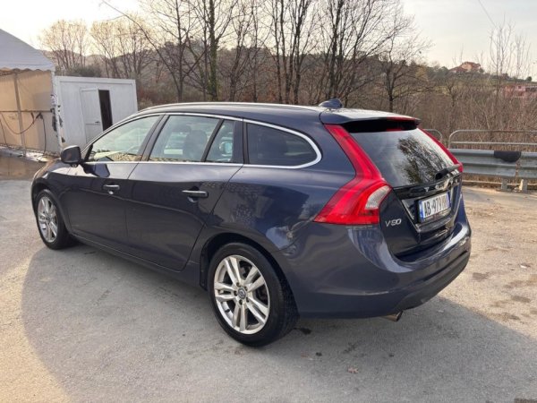 Tirane, shes makine me portobagazh Volvo V 60 Nafte, blu e errët automatik Klima 220 km 7.300 €