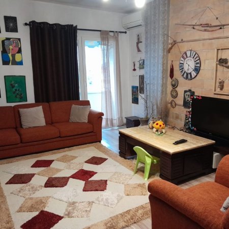 Tirane, jap me qera apartament 2+1+Ballkon Kati 3, 120 m² 600 € (Komuna e Parisit, prane Kristal Center)
