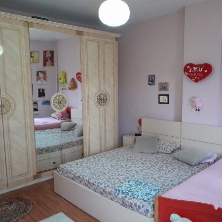 Tirane, jap me qera apartament 2+1+Ballkon Kati 3, 120 m² 600 € (Komuna e Parisit, prane Kristal Center)