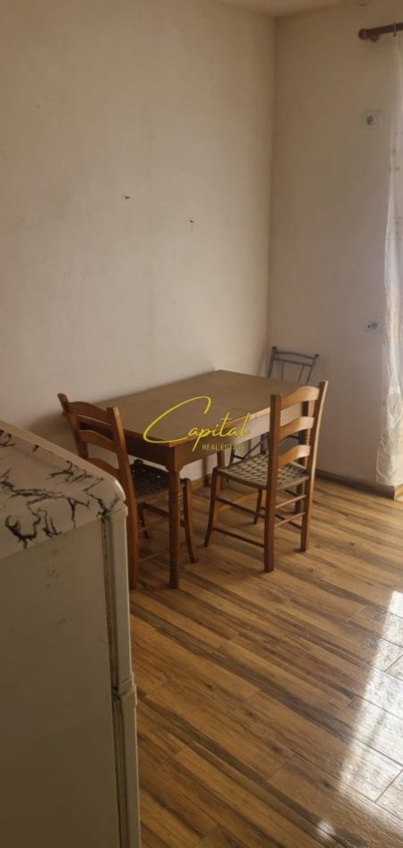 Tirane, jepet me qera apartament 1+1 Kati 2, 55 m² 300 € (ALI DEMI)