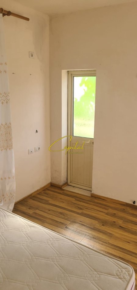 Tirane, jepet me qera apartament 1+1 Kati 2, 55 m² 300 € (ALI DEMI)
