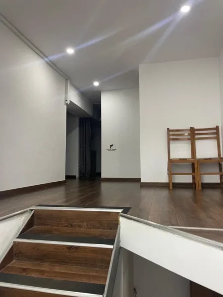 Tirane, jepet me qera ambjent biznesi Kati 0, 120 m² 2.200 € (PRANE UET)