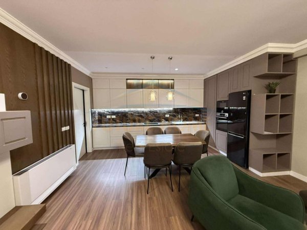 Tirane, jepet me qera apartament 3+1 , 146 m² 1.100 € 