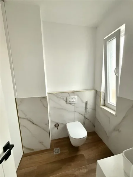 Tirane, jepet me qera apartament 2+1+Ballkon Kati 4, 900 € 