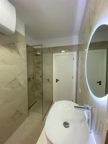 Tirane, jepet me qera apartament 2+1+Ballkon Kati 4, 900 € 