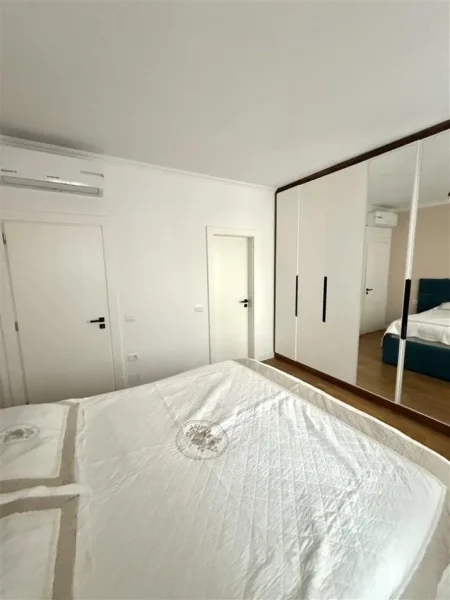 Tirane, jepet me qera apartament 2+1+Ballkon Kati 4, 900 € 