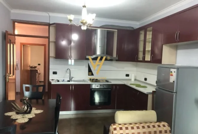 Tirane, jepet me qera apartament 2+1+Ballkon Kati 5, 95 m² 650 € (MEDRESEJA)