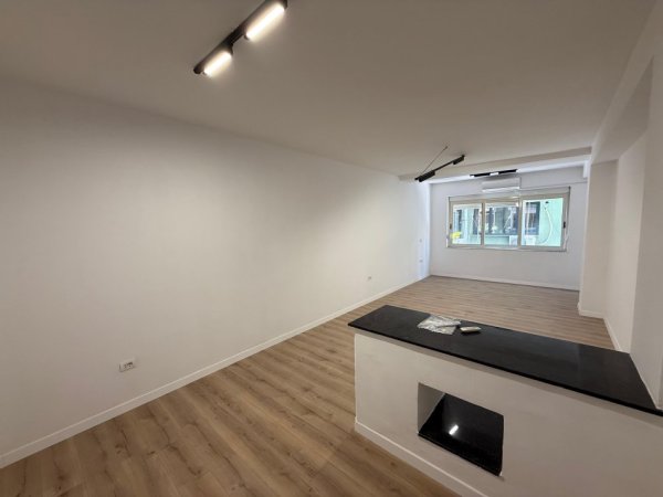 Tirane, jepet me qera apartament 1+1 Kati 2, 70 m² 750 € (blloku)