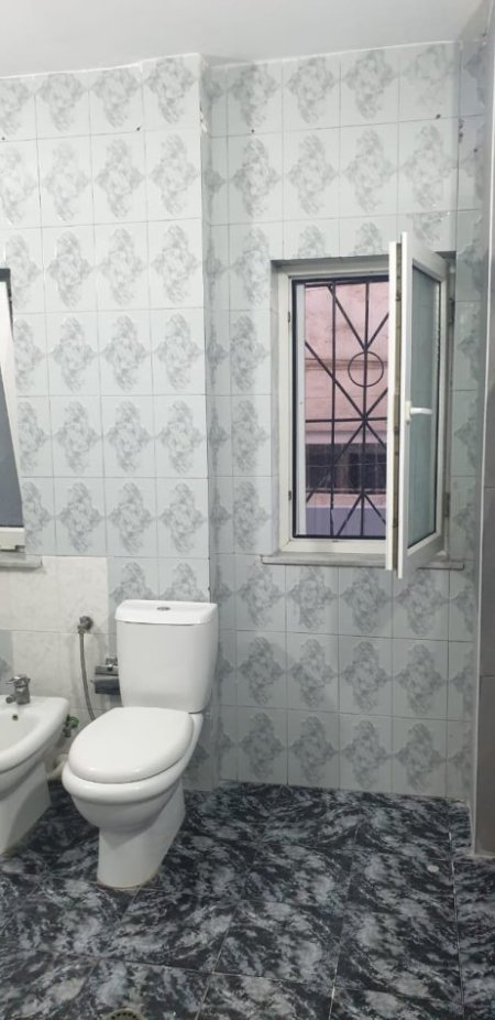 Tirane, jepet me qera apartament 2+1+Ballkon Kati 1, 80 m² 500 € (Mozaiku I Tiranes)