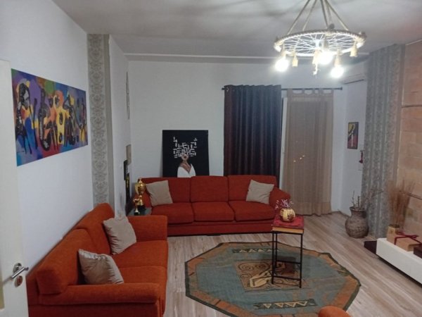 Tirane, jepet me qera apartament 2+1 Kati 3, 115 m² 600 € (KRISTAL CENTER)