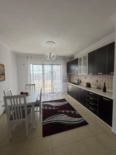 Tirane, shes apartament 2+1+Ballkon Kati 4, 96 m² 129.000 € (Prane restorant fresku)