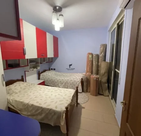 Tirane, jepet me qera apartament 3+1 Kati 5, 120 m² 750 € (RRUGA ZOJA CURRE)