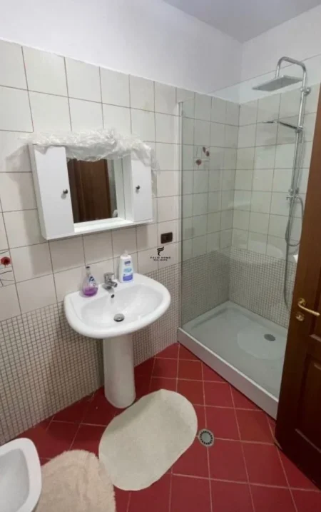 Tirane, jepet me qera apartament 3+1 Kati 5, 120 m² 750 € (RRUGA ZOJA CURRE)