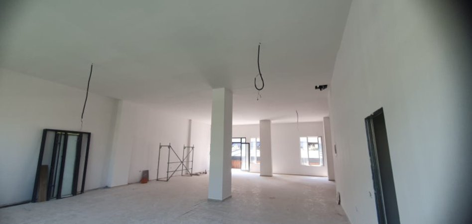 Tirane, jepet me qera ambjent biznesi Kati 0, 220 m² 4.000 € (Rezidenca Relux,Shkoze)