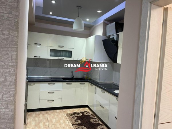 Tirane, jepet me qera apartament 2+1 Kati 8, 120 m² 550 € (Astir)