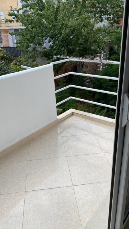 Tirane, jepet me qera apartament 1+1 Kati 3, 74 m² 400 € (Rruga “Muhamed Deliu” pallatet 3D)