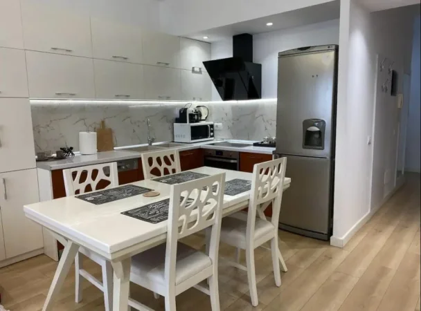 Tirane, jepet me qera apartament 2+1 Kati 3, 800 € (LIQENI I THATE)