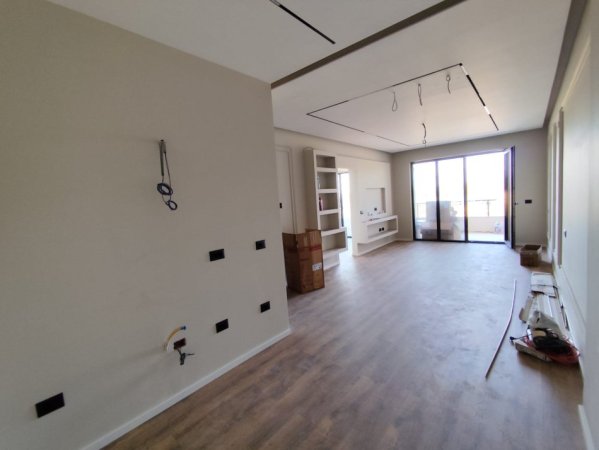Tirane, shes apartament 2+1+Ballkon Kati 5, 118 m² 280.000 € (liqeni i thate)