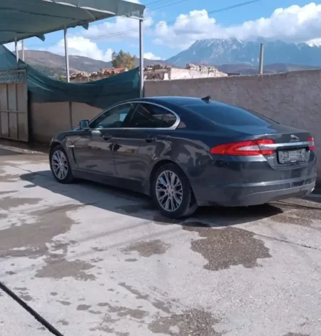 Berat, shitet makine Jaguar xf Nafte, e zeze automatik 250.000 km 9.000 €
