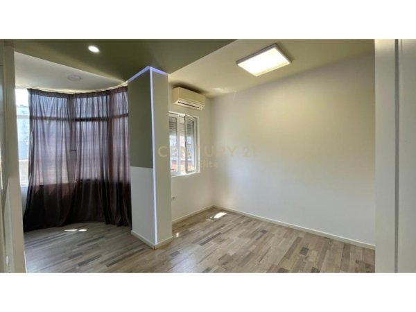 Tirane, jepet me qera zyre Kati 4, 100 m² 1.450 € (Sheshi Willson)