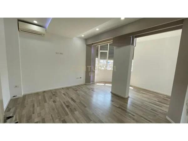 Tirane, jepet me qera zyre Kati 4, 100 m² 1.450 € (Sheshi Willson)